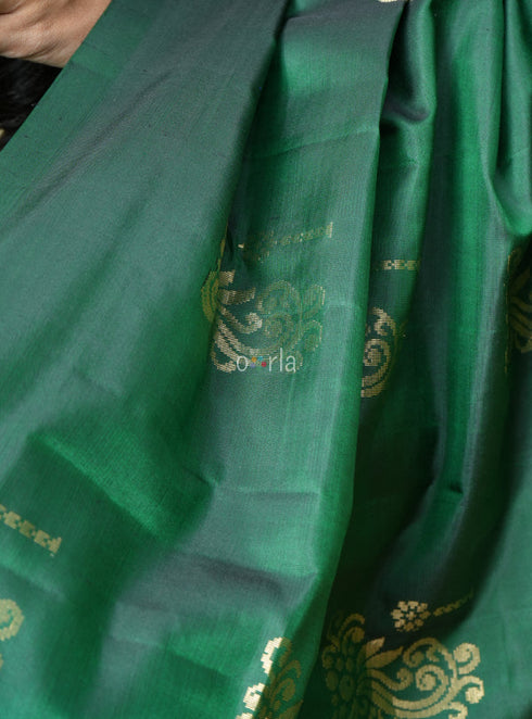 Prakruthi Mughizh Forest Green With Cream Half Fine Jari Fancy Borders Handloom Soft Silk Saree