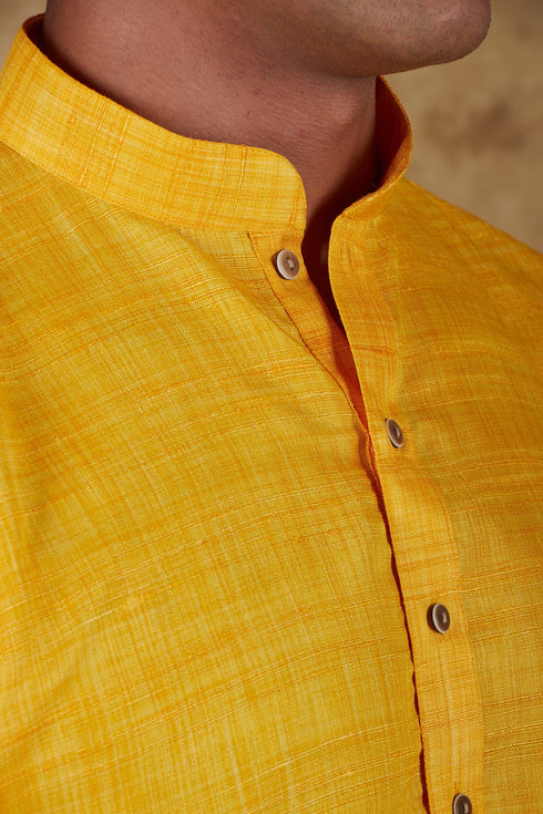 Veshbhoshaa Bluesaanchi Dark Yellow Textured Men'S Kurta Set