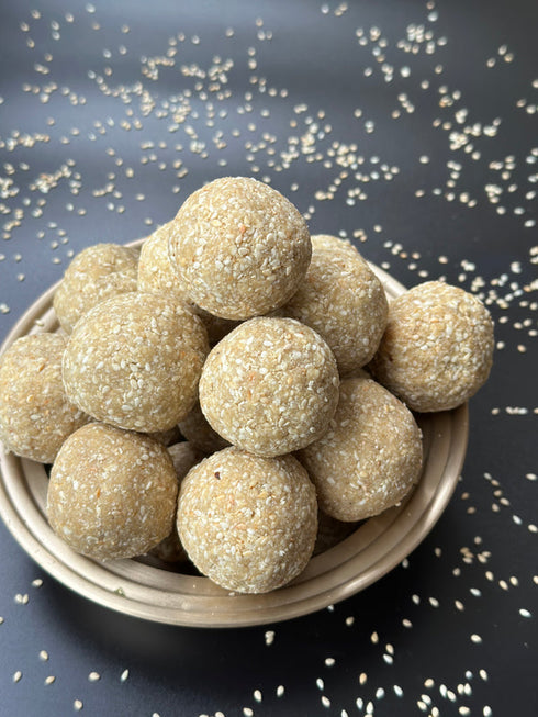 Chatori Rajani Til Laddu (Sesame Jaggery Laddu)
