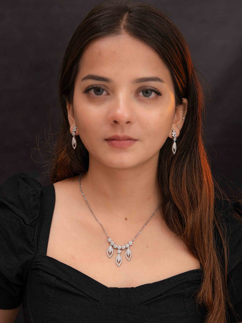 Zeraki Jewels Leaf Grace Silver Necklace Set