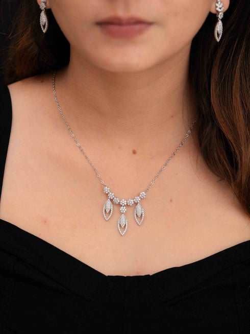 Zeraki Jewels Leaf Grace Silver Necklace Set