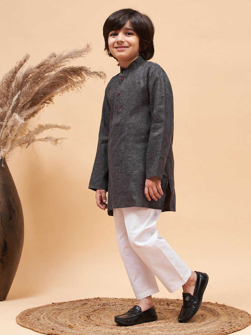 Vastramay Boy's Black And White Cotton Blend Kurta Pyjama Set