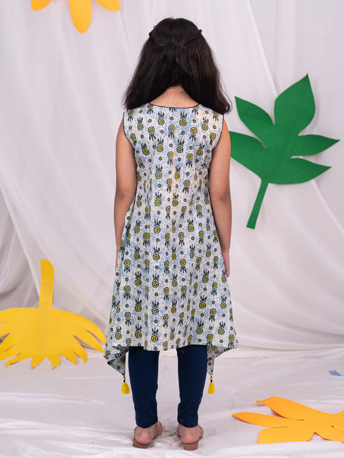 Vastramay Girls' Blue Printed Kurta Leggings Set