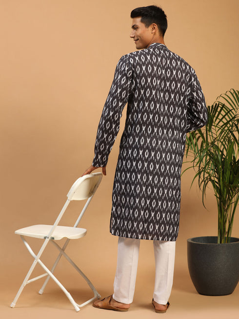 Vastramay Men's Black Ikkat Print Cotton Kurta With Pant set