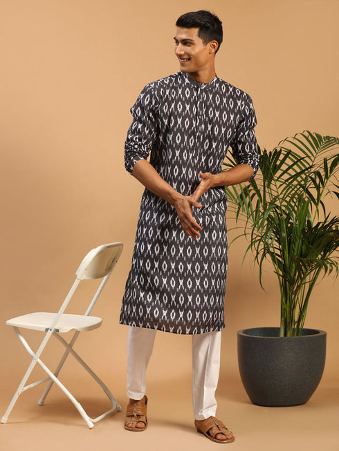 Vastramay Men's Black Ikkat Print Cotton Kurta With Pant set