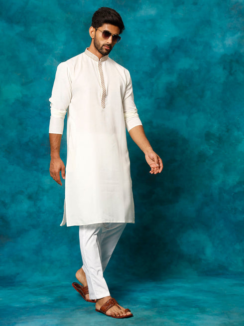 Vastramay Men's Cream And White Cotton Blend Kurta Pyjama Set