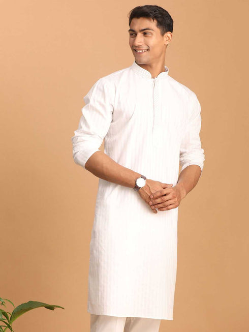Vastramay Men's White Cotton Blend Solid Kurta