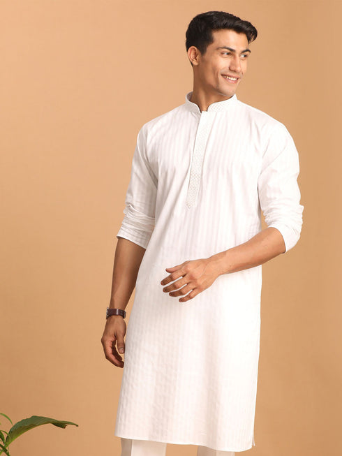 Vastramay Men's White Cotton Blend Solid Kurta