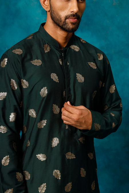 VASTRAMAY Men's Green Leaf Motif Embellished Kurta