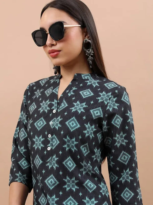 Vasthrlay Women Black Printed Straight Kurtas