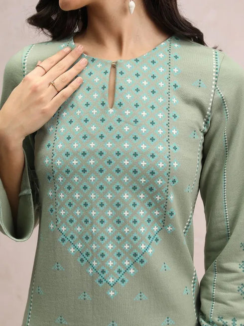 Vasthrlay Women Green Printed Straight Kurtas