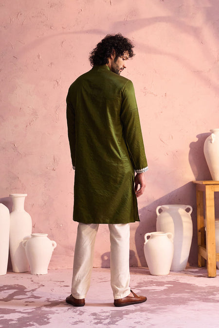 SHRESTHA BY VASTRAMAY Men's Mehndi Green Silk Machine Embroidered Kurta Pyjama