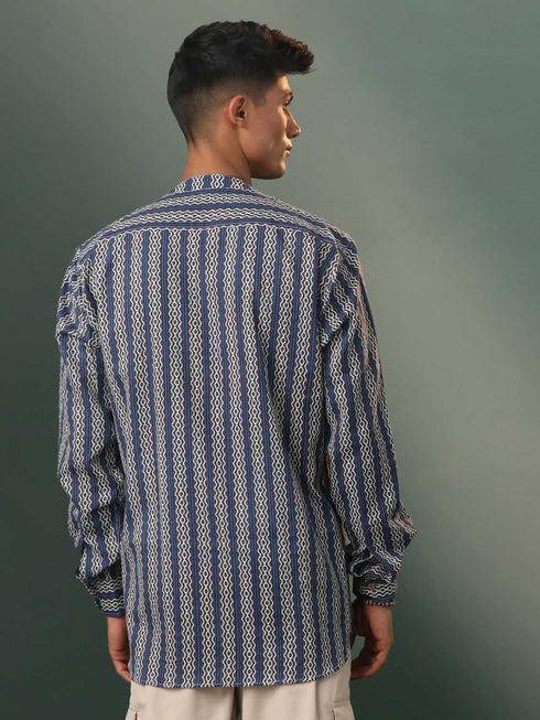 Vastramay Men's Blue and Red Printed Cotton Short Kurta