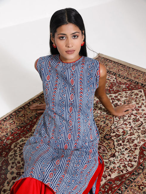Vastramay Women's Blue And Red Kalamkari Kurta Palazzo Set