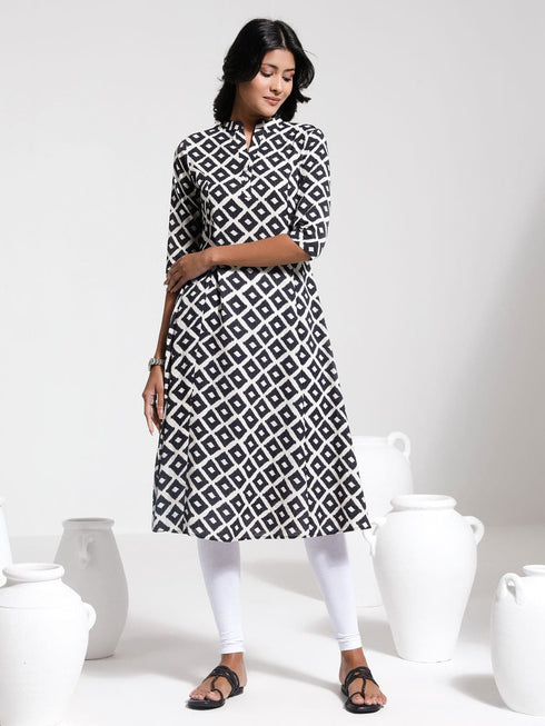 Vastramay Women's Black Panelled Style Flare Kurta With Leggings