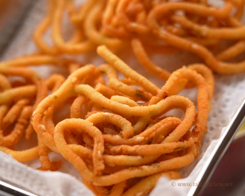 Holige Mane Murukulu-Curd Theggule