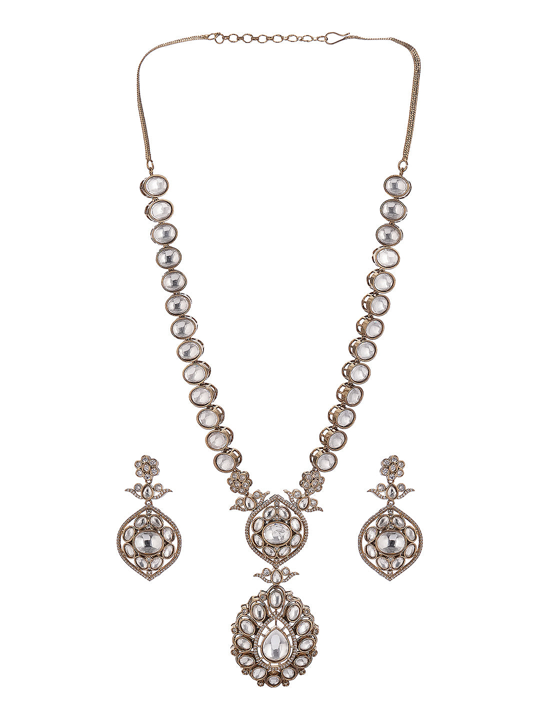 Model wearing the gold toned Kundan uncut Polki Jadau bridal jewellery set