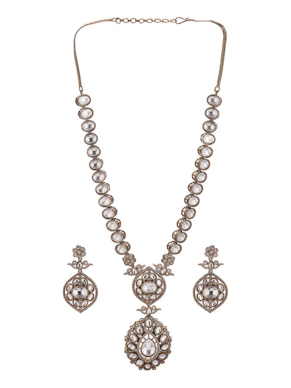 Model wearing the gold toned Kundan uncut Polki Jadau bridal jewellery set