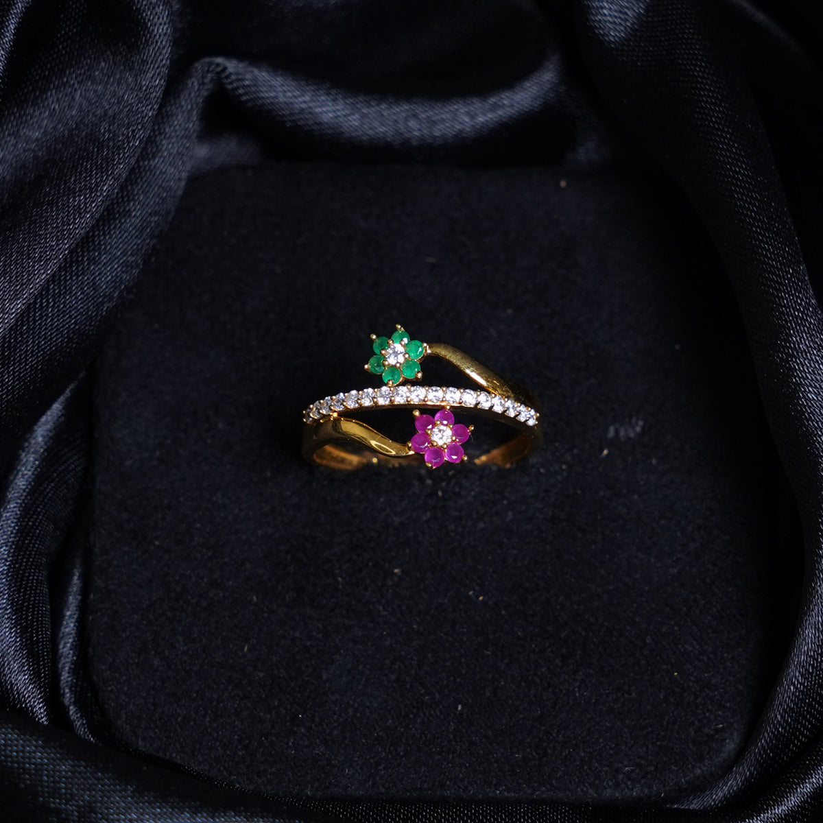 Pure Gold Awe Inspiring Studded Floral Pattern Ring 2.7g