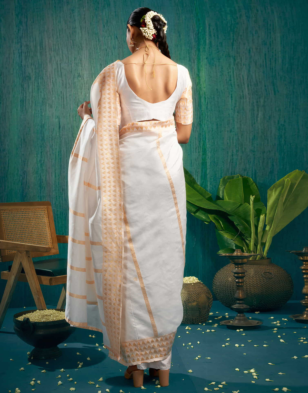 Sudathi White Woven Kanjivaram Silk Saree - PUSHMYCART