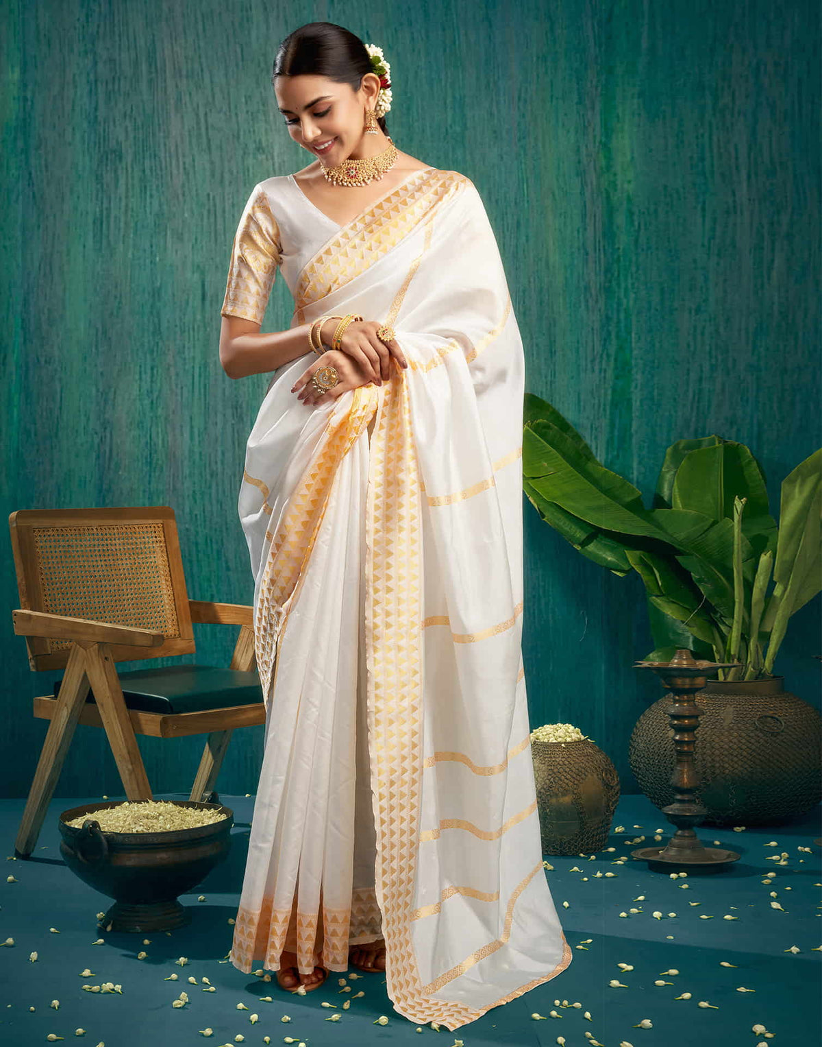 Sudathi White Woven Kanjivaram Silk Saree - PUSHMYCART