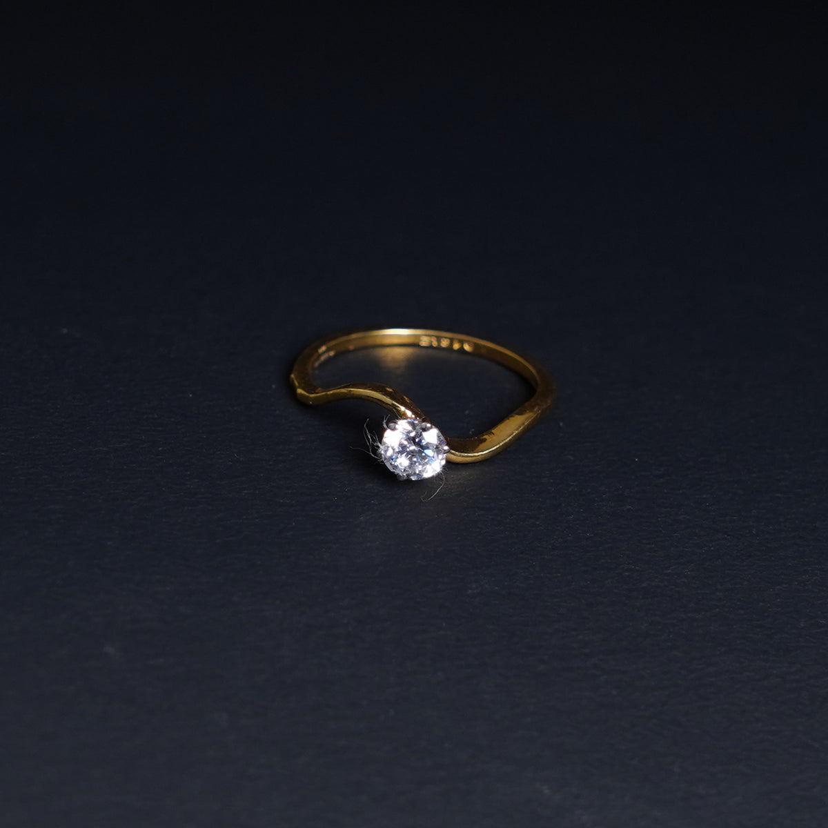 Pure Gold Curved With Stone Ring 1.81g