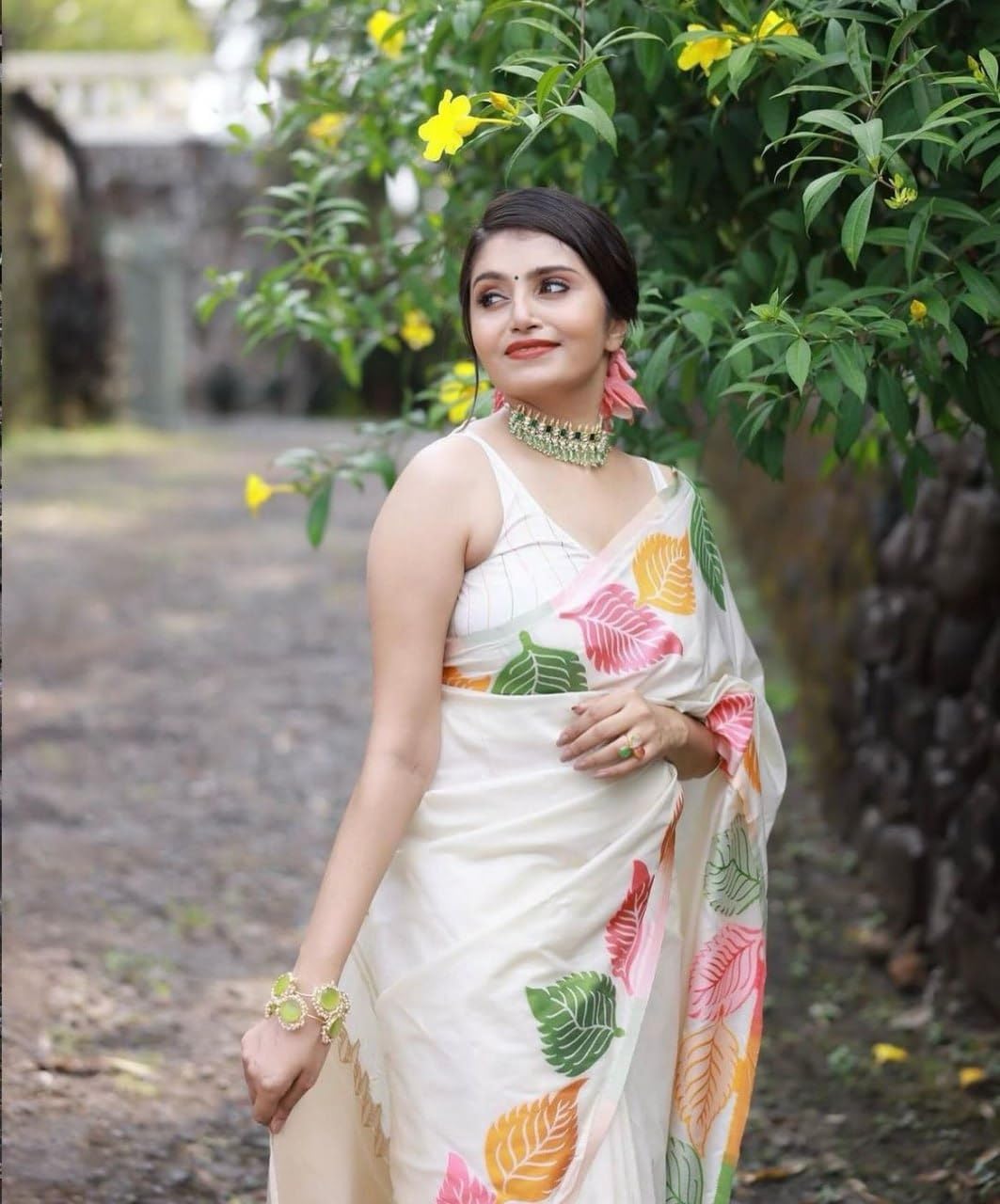 Vasthrlay White Traditional Saree for wedding and party wear styling