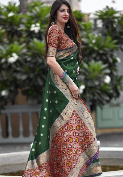 Vasthrlay Classic Traditional Saree with elegant banarasi styling