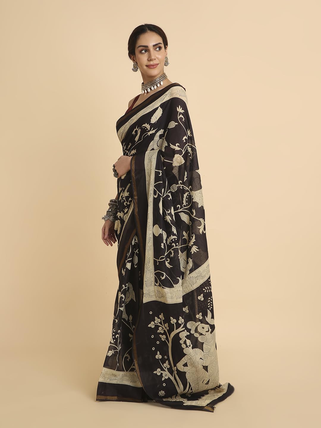Vasthrlay Printed Saree in Classic with refined ethnic ethnic appeal
