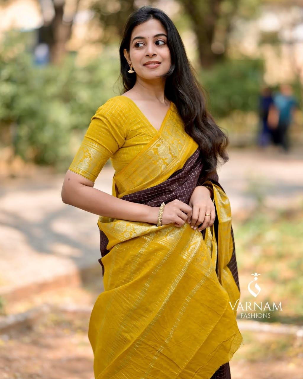 Vasthrlay Traditional Saree in Classic with refined kanjivaram ethnic appeal