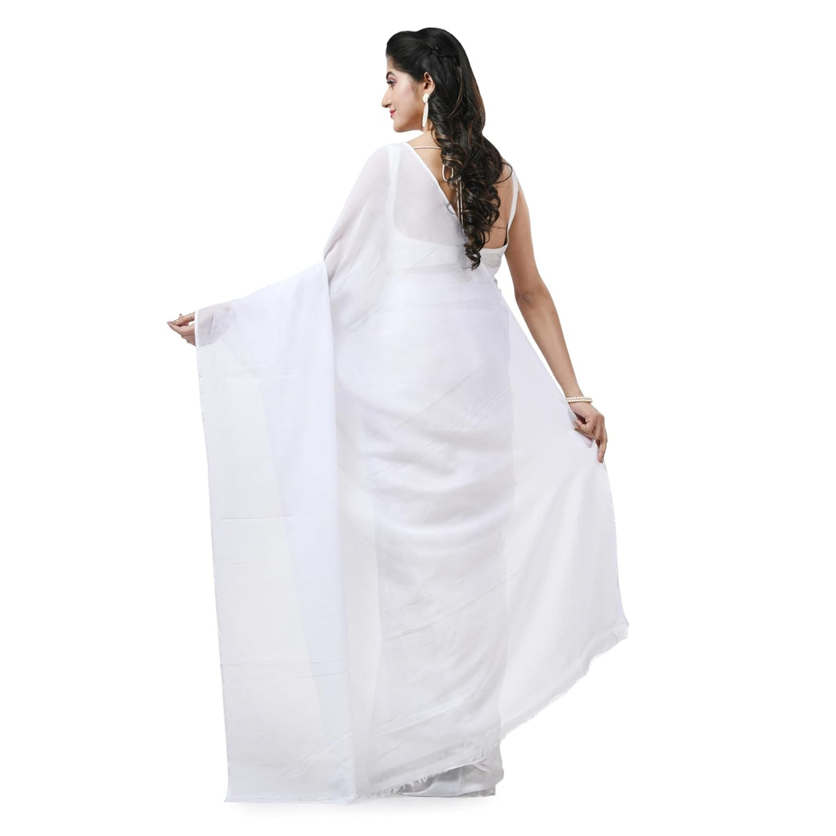 Vasthrlay Ethnic Classic Saree with decorative Traditional design