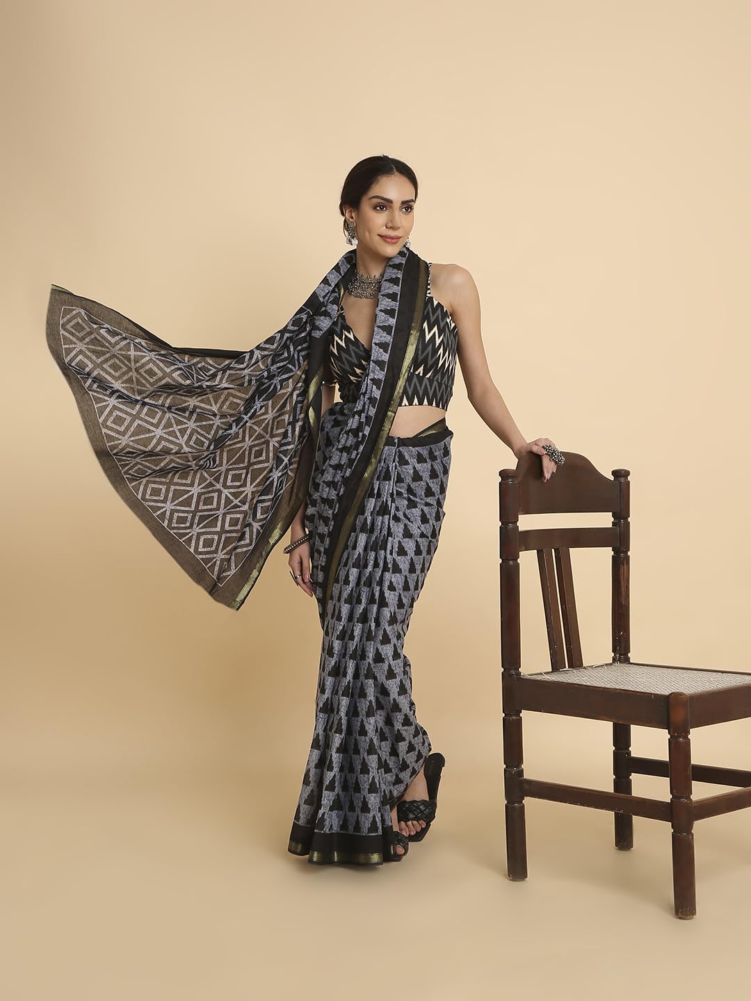 Vasthrlay Ethnic Classic Saree with decorative printed design