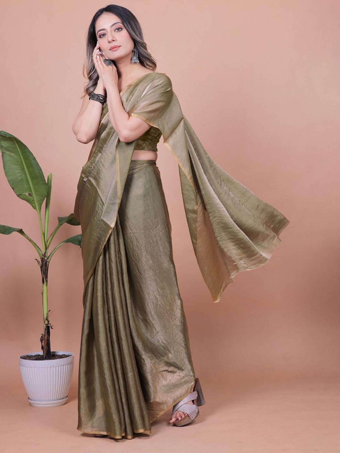 Vasthrlay Traditional Saree in Lavender with refined ethnic ethnic appeal