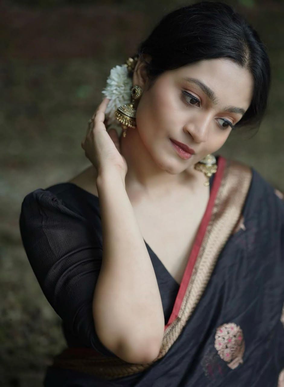 Vasthrlay Black Traditional Saree for wedding and party wear styling