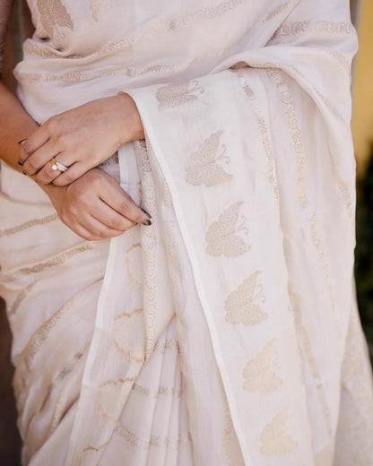 Vasthrlay Classic Traditional Saree for wedding and party wear styling