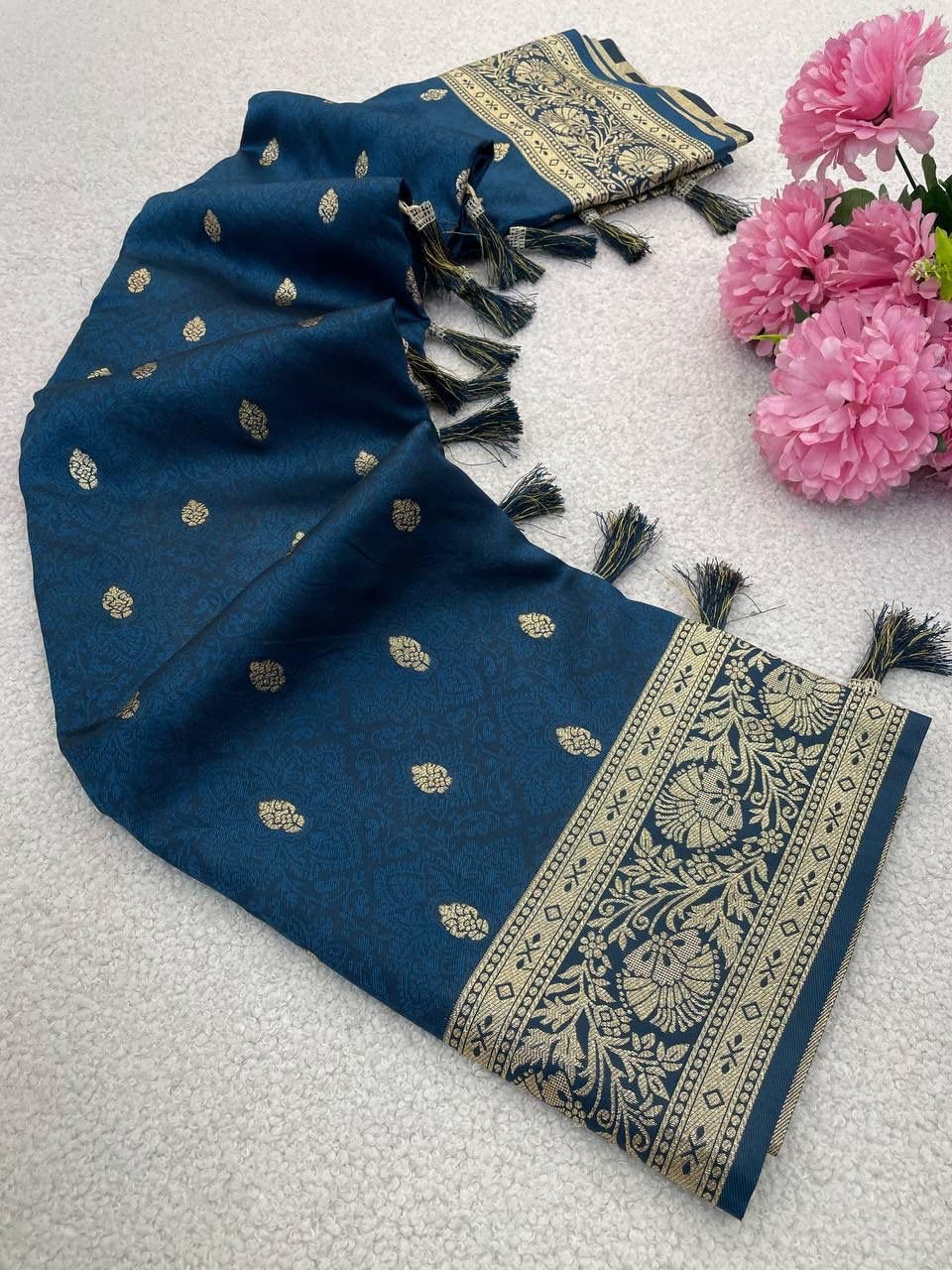 Vasthrlay Banarasi Classic Saree with decorative Weaving design