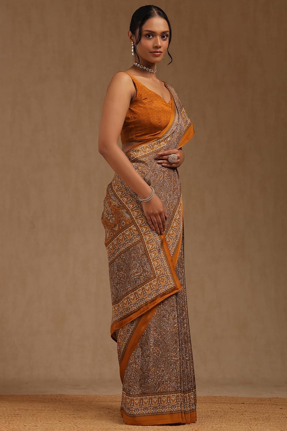 Vasthrlay Ethnic Classic Saree with decorative Traditional design