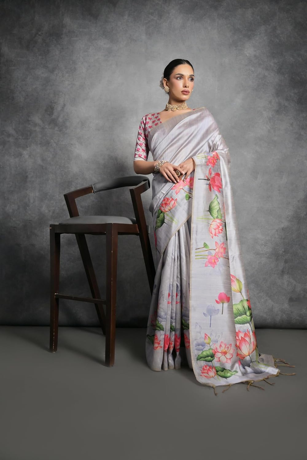 Vasthrlay Traditional Saree in Classic with refined ethnic appeal