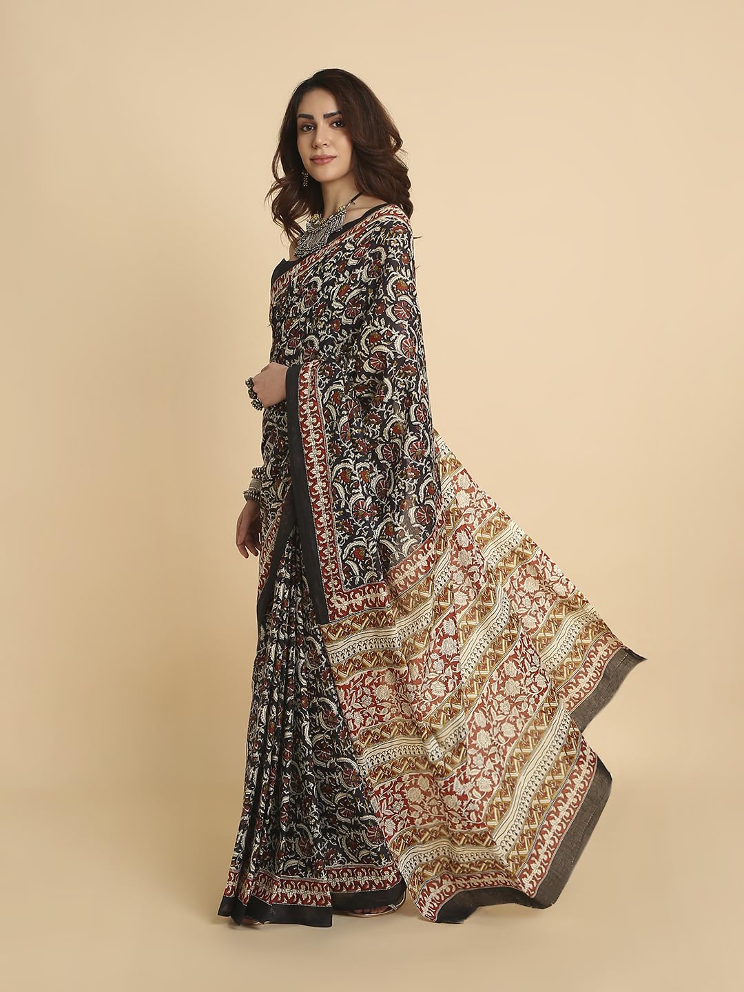 Vasthrlay Printed Saree in Classic with refined ethnic ethnic appeal