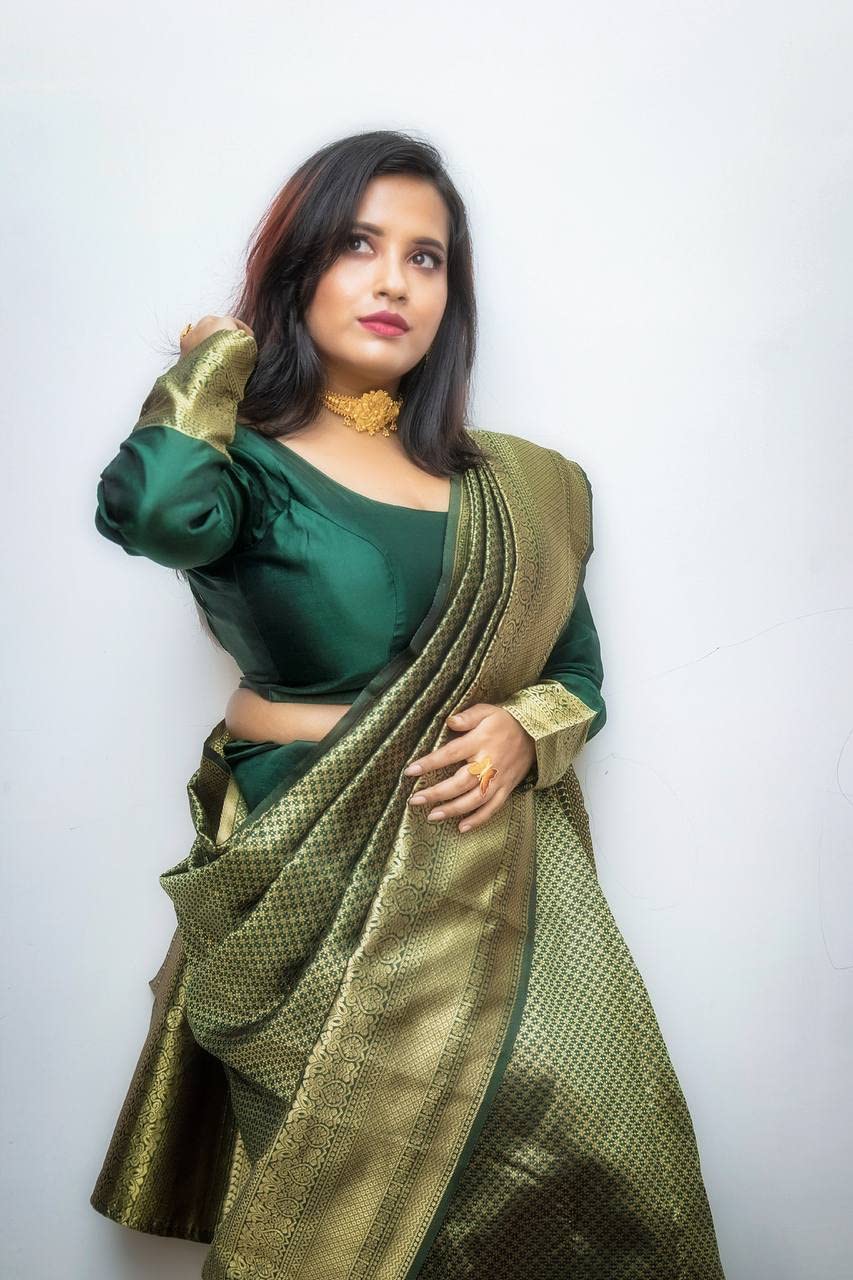 Vasthrlay Green Traditional Saree with elegant banarasi styling