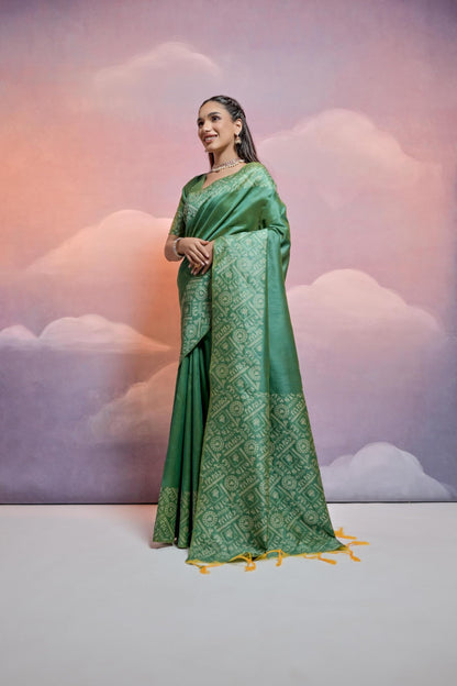 Vasthrlay Ethnic Classic Saree with decorative Kalamkari design