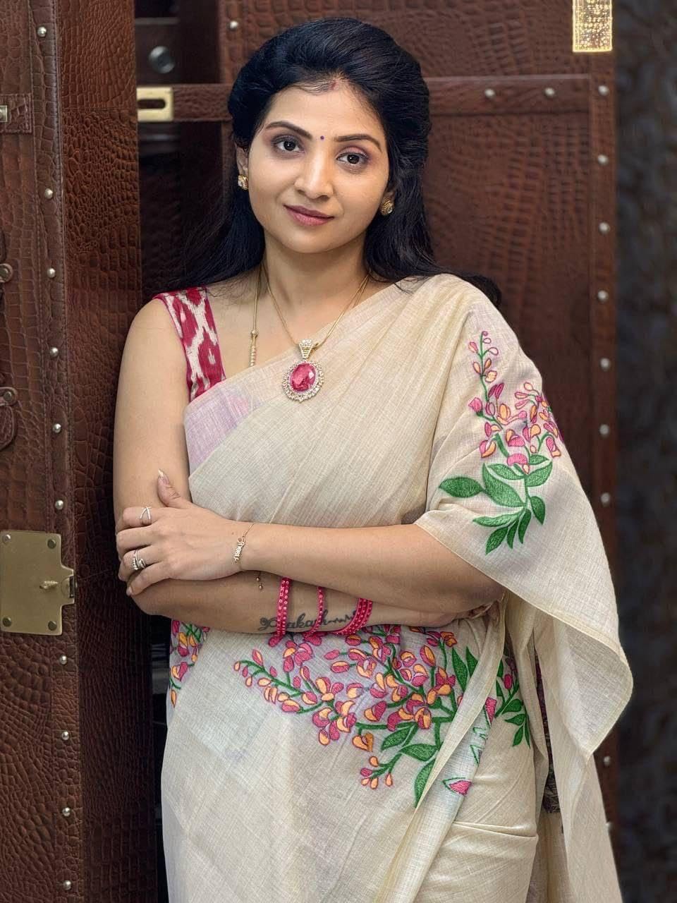 Vasthrlay Off White Traditional Saree with elegant Ethnic styling