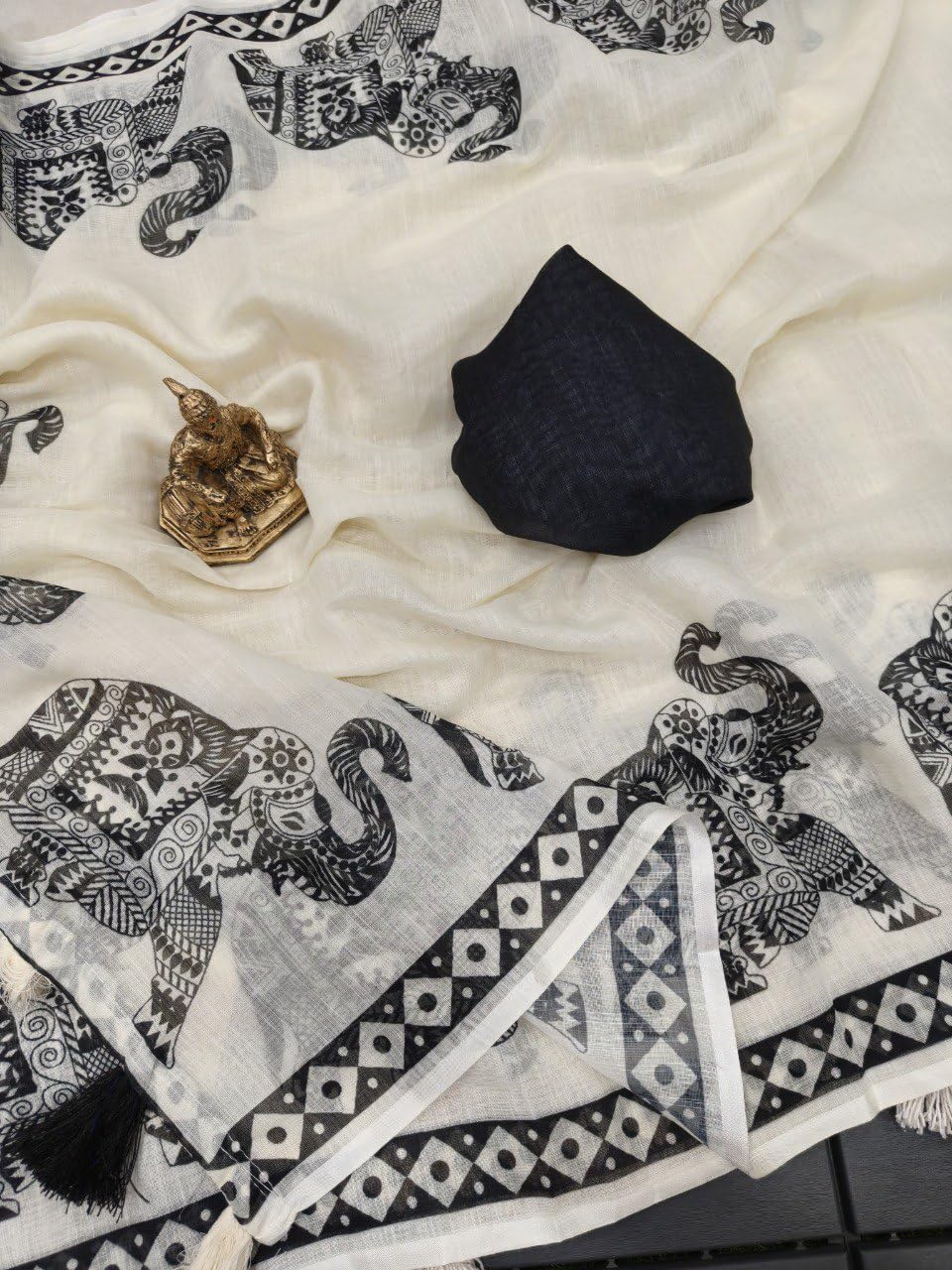 Vasthrlay Ethnic Classic Saree with decorative Traditional design
