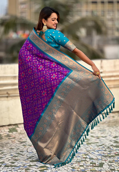 Vasthrlay Classic Traditional Saree with elegant kanjivaram styling