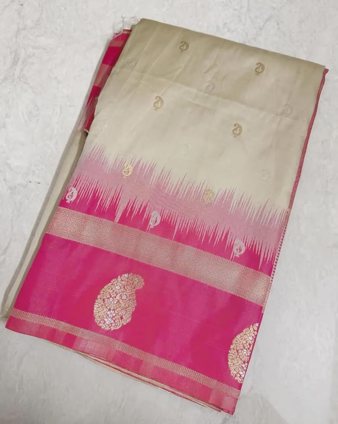 Vasthrlay Banarasi Classic Saree with decorative Weaving design