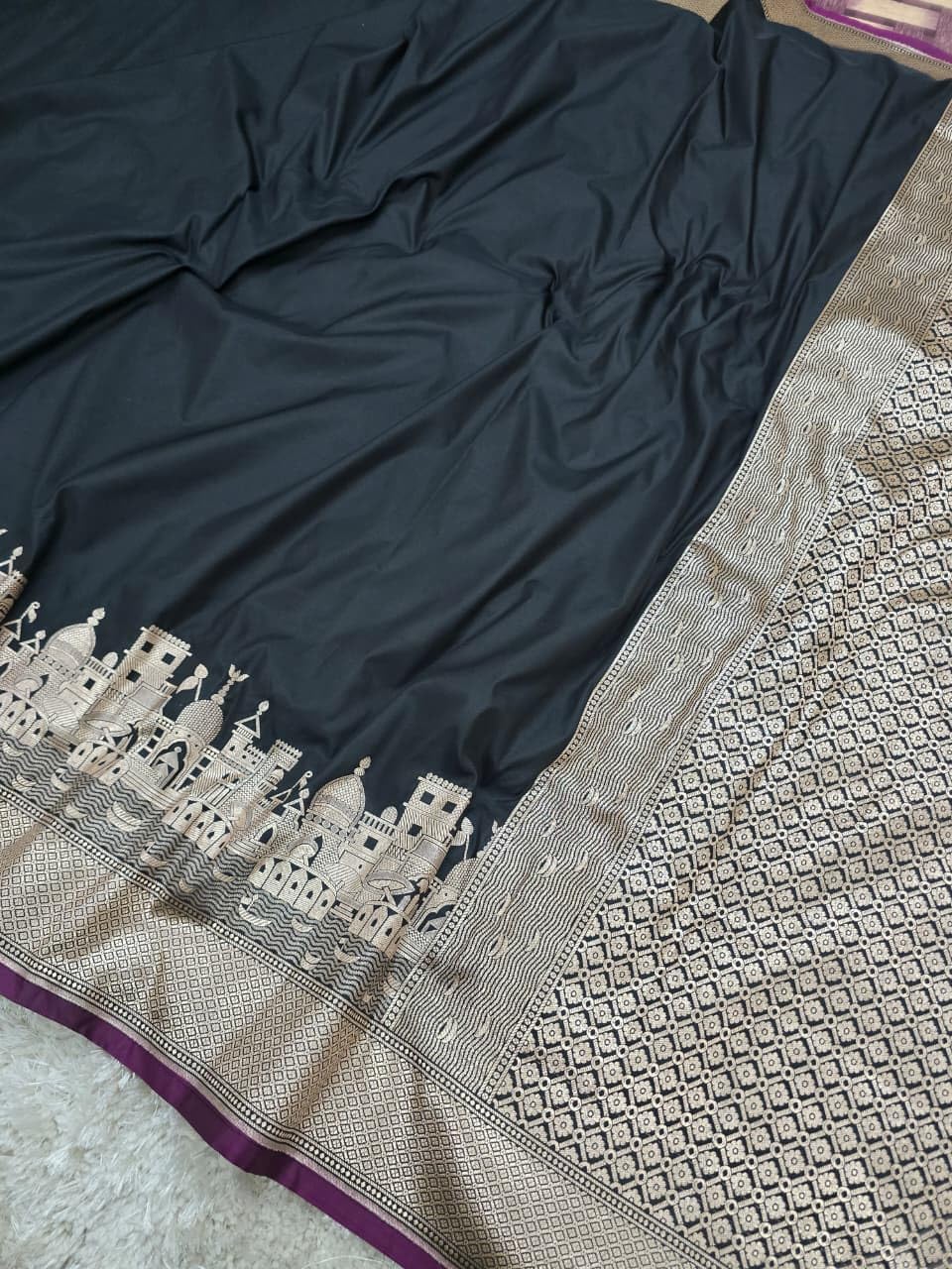 Vasthrlay Classic Traditional Saree with elegant Ethnic styling