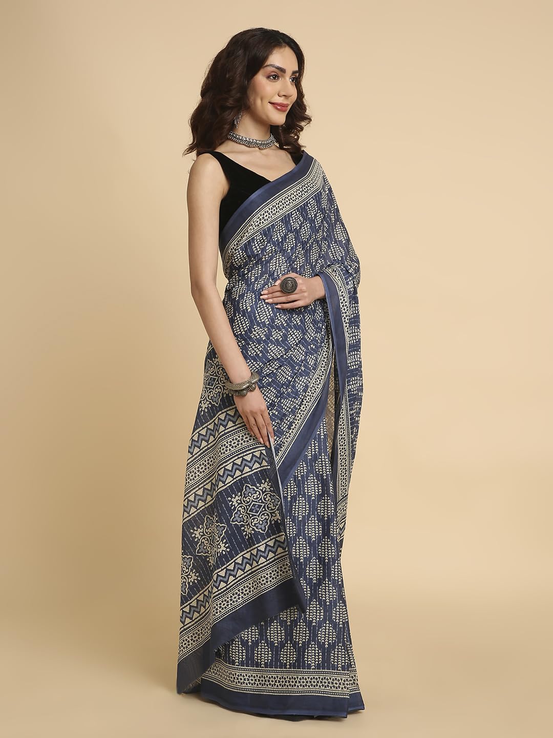 Vasthrlay Printed Saree in Classic with refined ethnic ethnic appeal