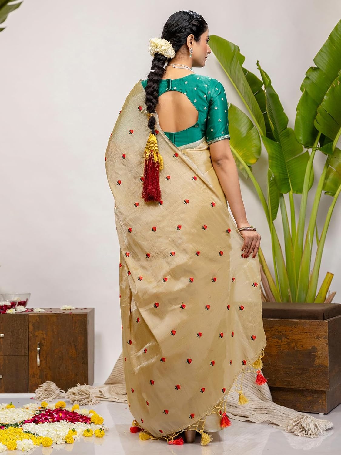 Vasthrlay Ethnic White Saree with decorative printed design
