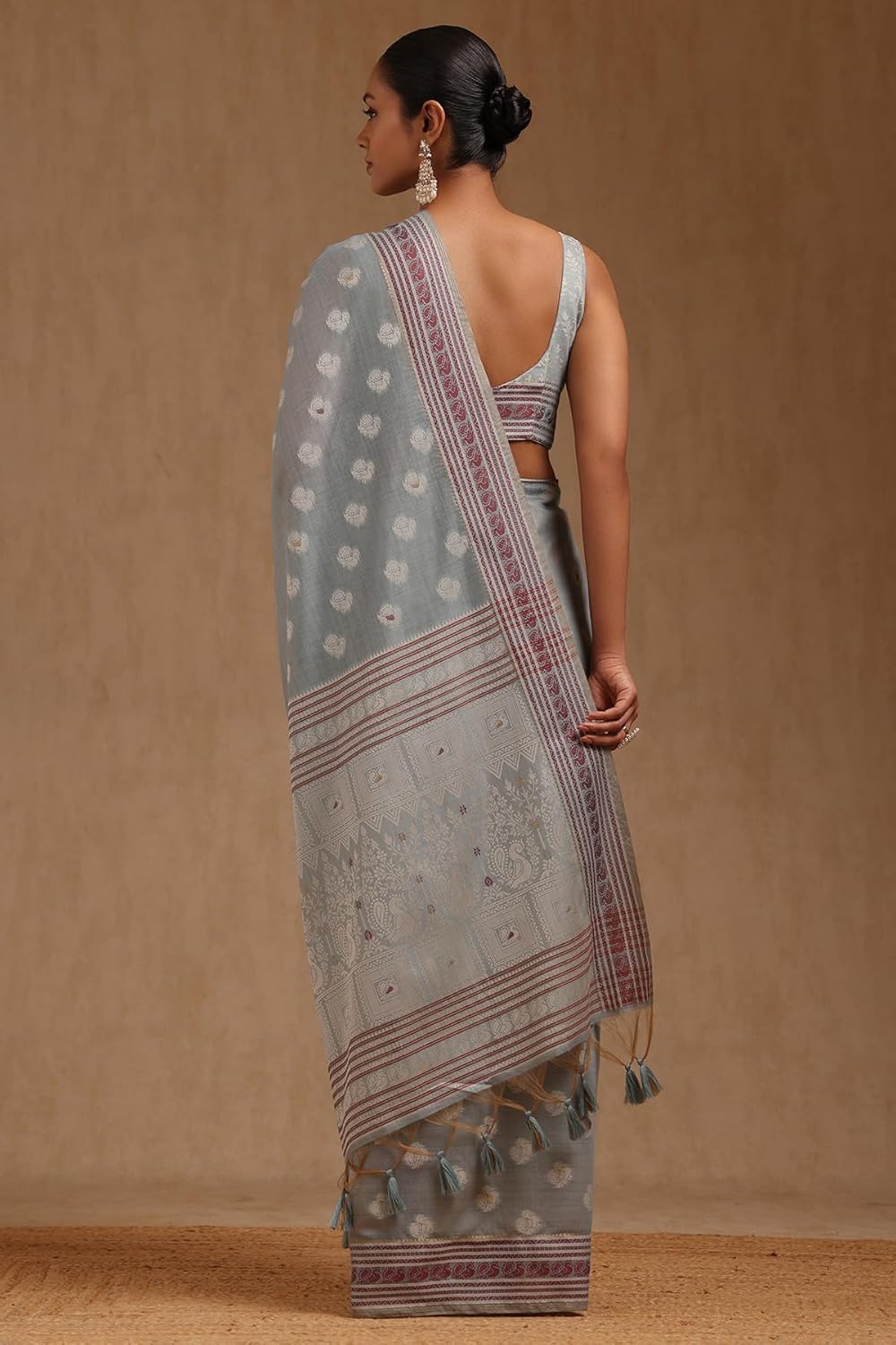 Vasthrlay Classic Traditional Saree for wedding and party wear styling