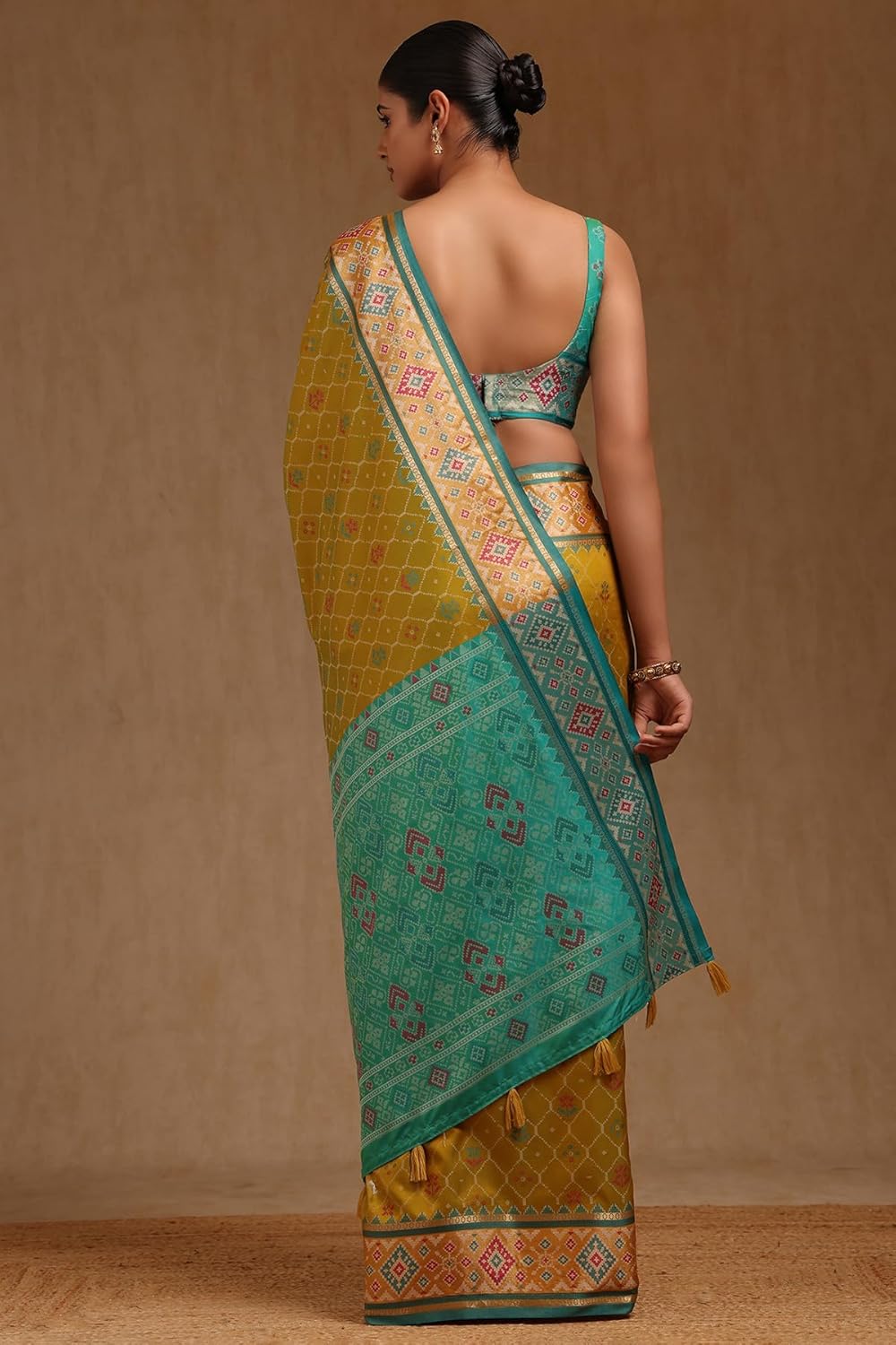 Vasthrlay Fuchsia Traditional Saree for wedding and party wear styling